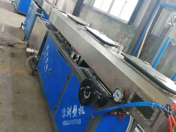 內鑲貼片（piàn）式滴灌帶生產線