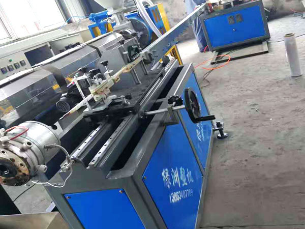 內鑲貼片式滴灌（guàn）帶生產線