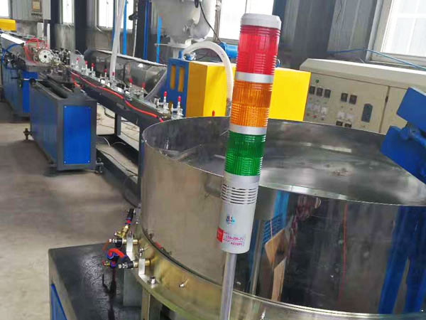 內鑲貼片式滴灌帶（dài）生產線