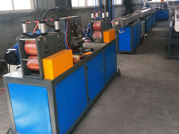 內鑲貼片式滴灌帶生產線