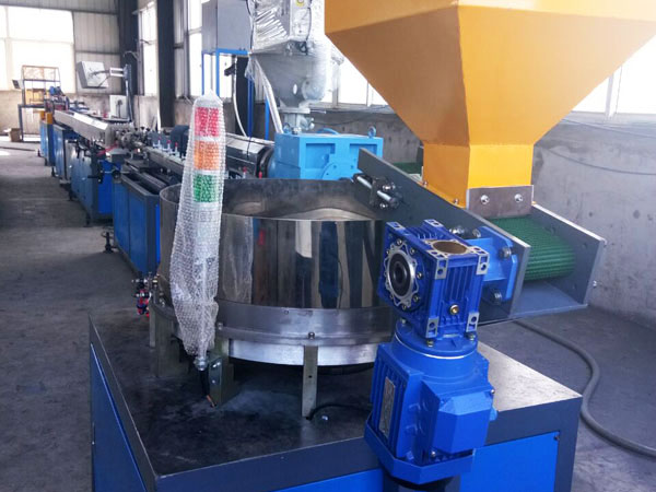 內鑲貼片（piàn）式滴灌帶生產線