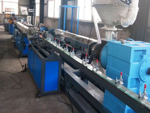 內鑲貼片式滴灌帶生產線