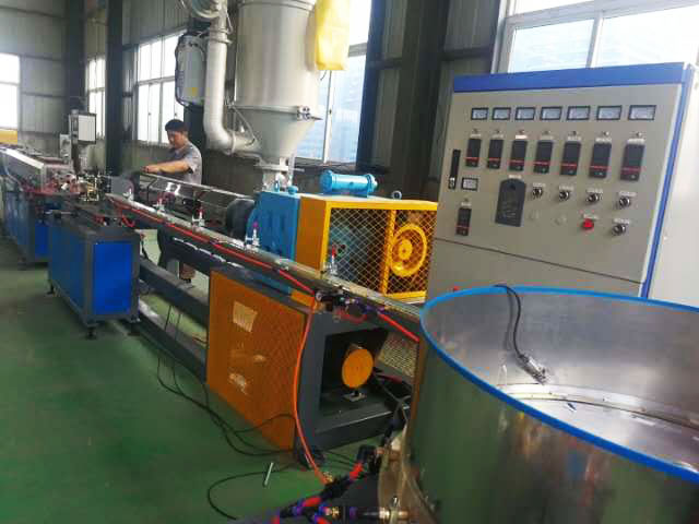 貼片式滴灌帶（dài）生產線