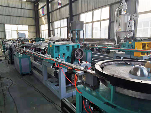 貼片式滴灌（guàn）帶生產線