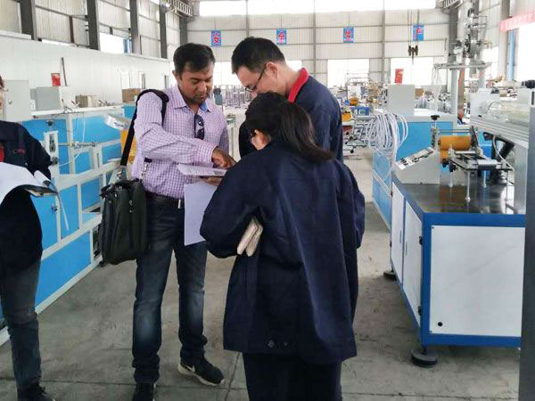 印度（dù）客戶來公司驗收設備（bèi）