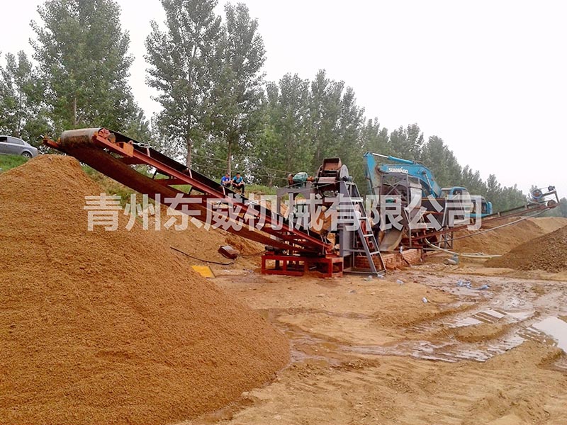 山東煙台篩沙挖鬥洗沙機應用現場