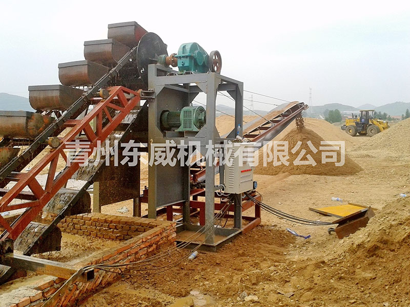 山東煙台篩沙挖鬥洗（xǐ）沙機應用（yòng）現場