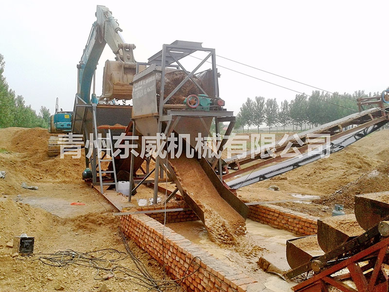 山東煙台篩沙挖（wā）鬥洗沙機應用現場