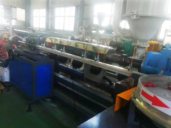 圓（yuán）柱（zhù）式滴灌管生產線（xiàn）