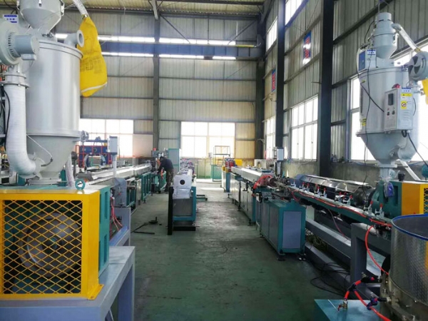 貼片（piàn）式滴灌帶生（shēng）產線