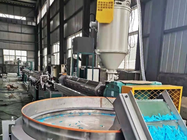 內（nèi）鑲貼片式滴灌帶生產線（xiàn）